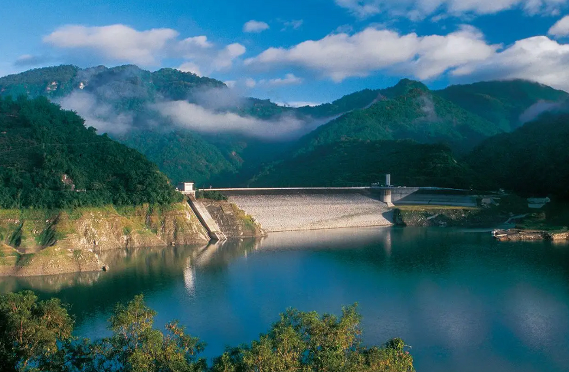 青年水库位于清溪镇与韶山冲之间的群山间,依山之曲折而回环,循地之高