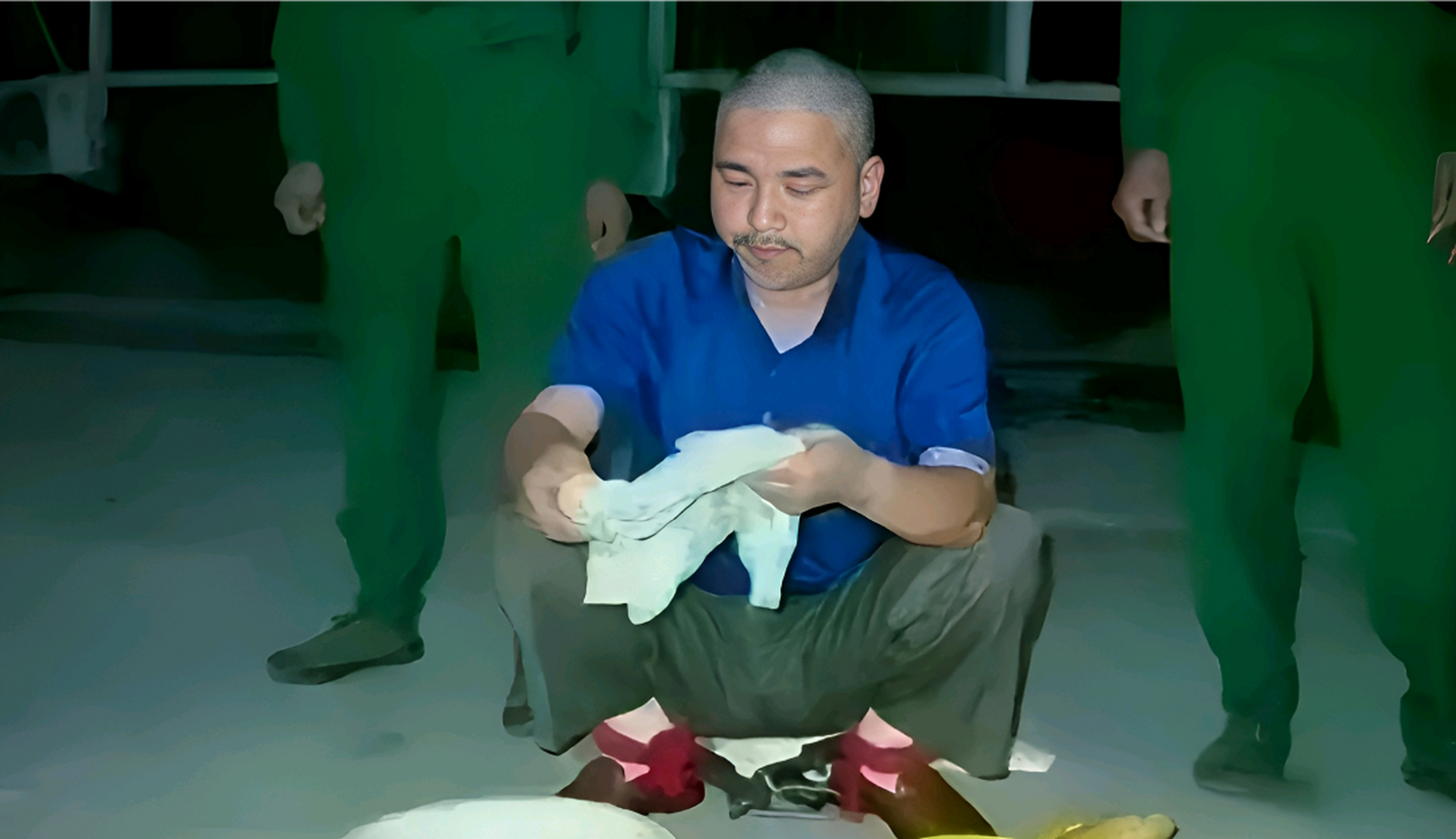 2003年,许昌梁胜利被执行死刑的前一刻,正在进行最后的洗漱,而他的