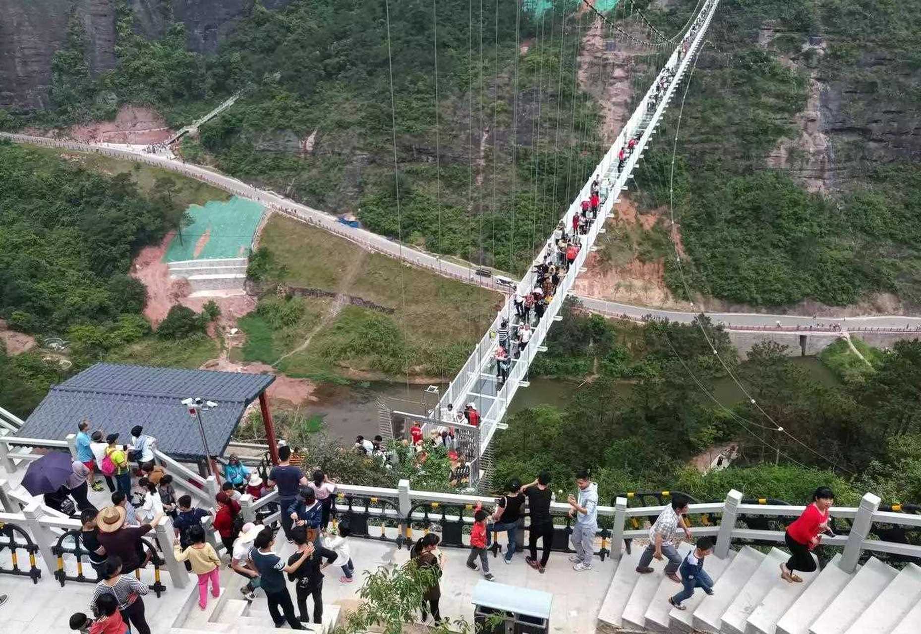 都峤山玻璃桥介绍图片