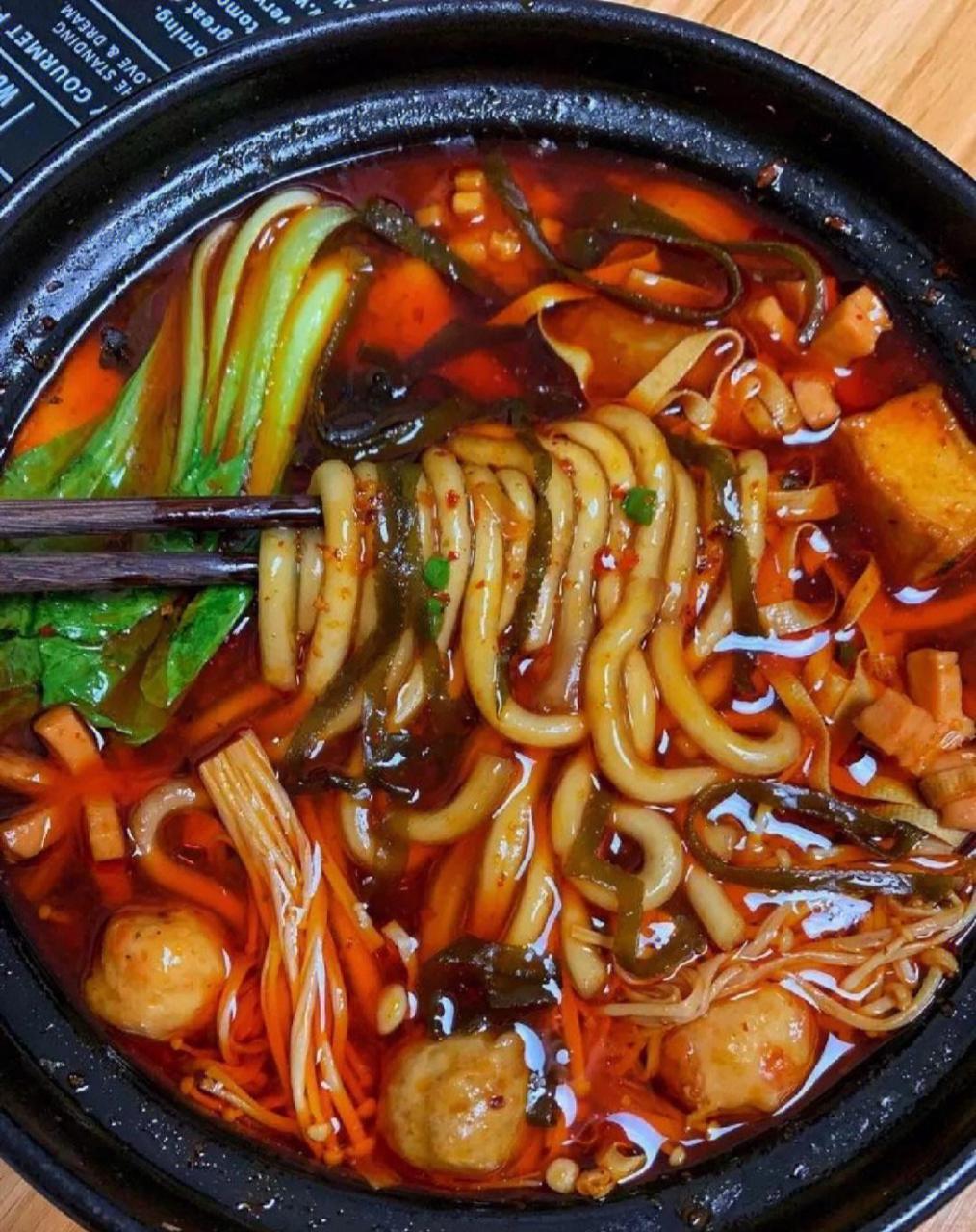 就这一锅,谁能忍住[比心]砂锅酸辣土豆粉,一锅[鸡蛋] 就这一锅,谁能