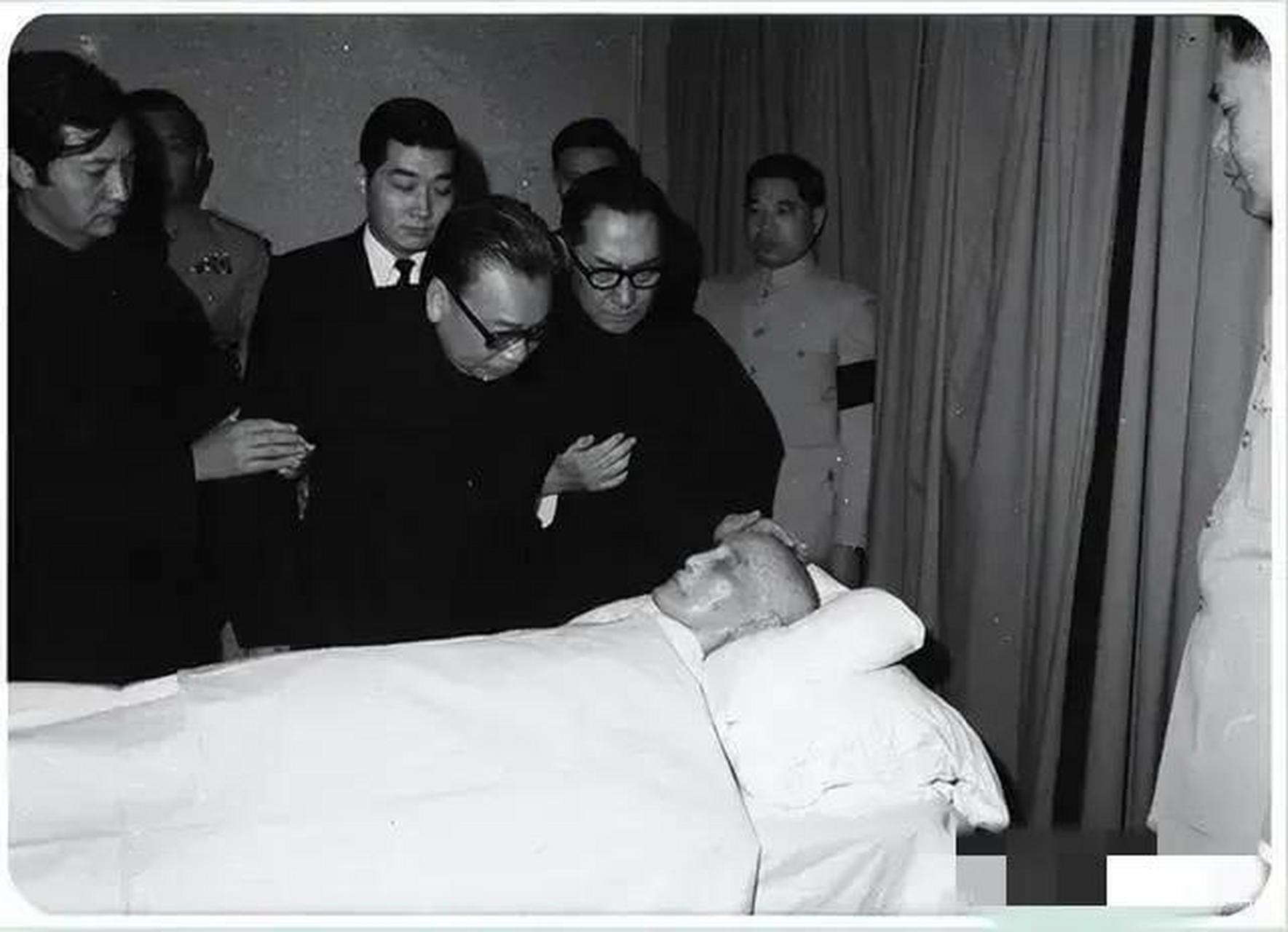 1975年4月,在一张罕见的照片中,蒋经国和蒋孝严站在他们父亲的遗体前