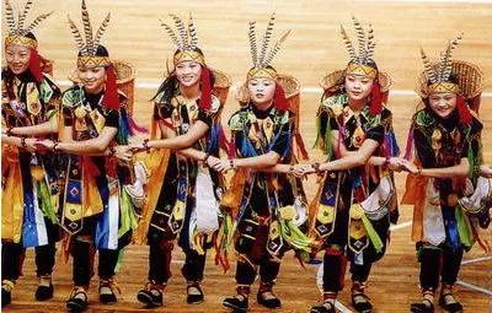 高山族主要居住在中国台湾省,也有少数散居在大陆福建,浙江等沿海地区