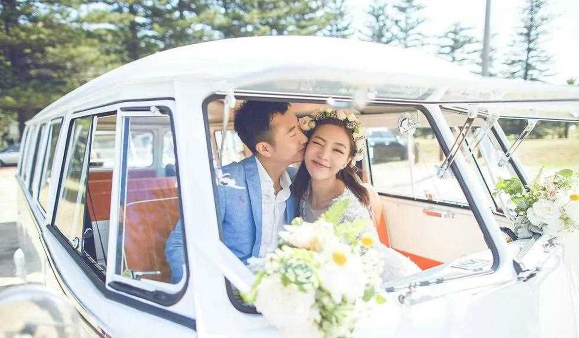 邓家佳结婚照,当初的开心与幸福都有的,圈内好朋友娄艺潇也在场见证了