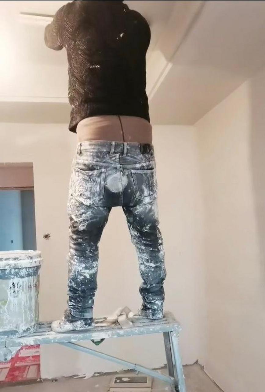 工友太忙了,没来得及提裤子!