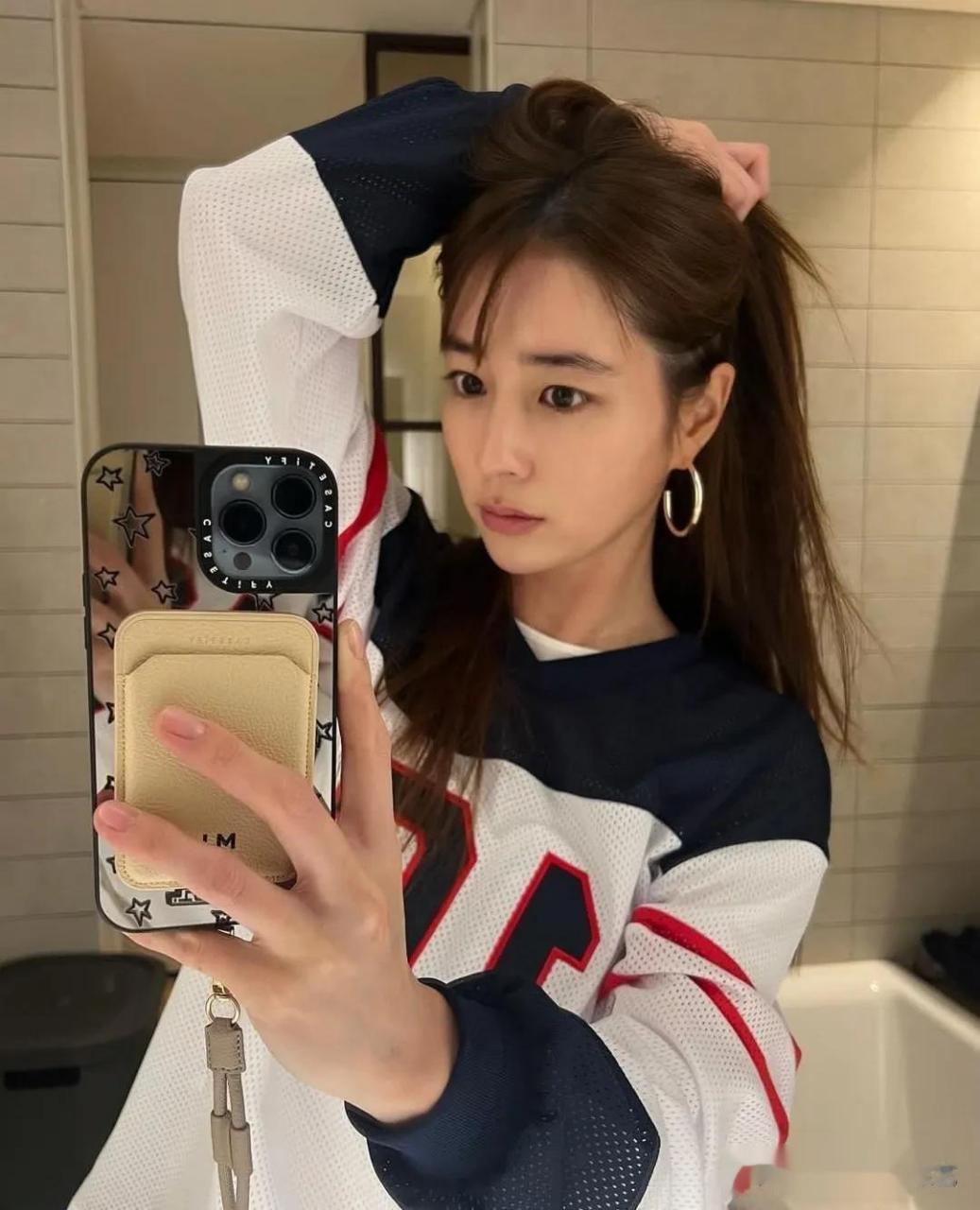 另外,化着淡妆的李敏贞单手撩起头发摆出姿势.