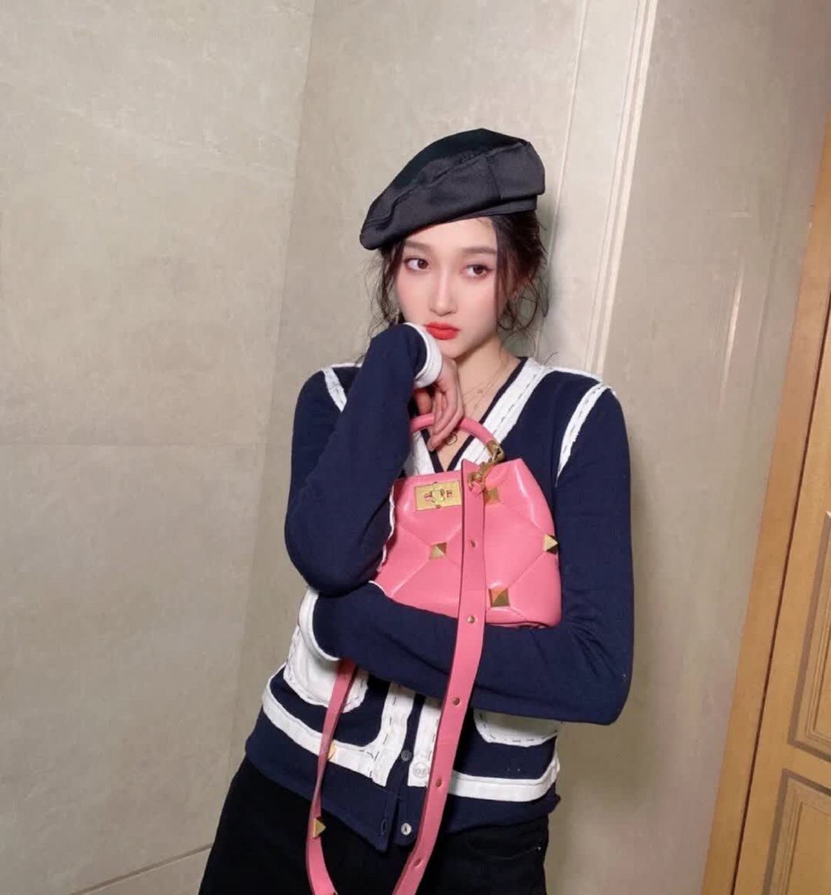 关晓彤最新日常私服,拼色针织开衫搭配直筒裤,搭配粉色铆钉单肩包增添