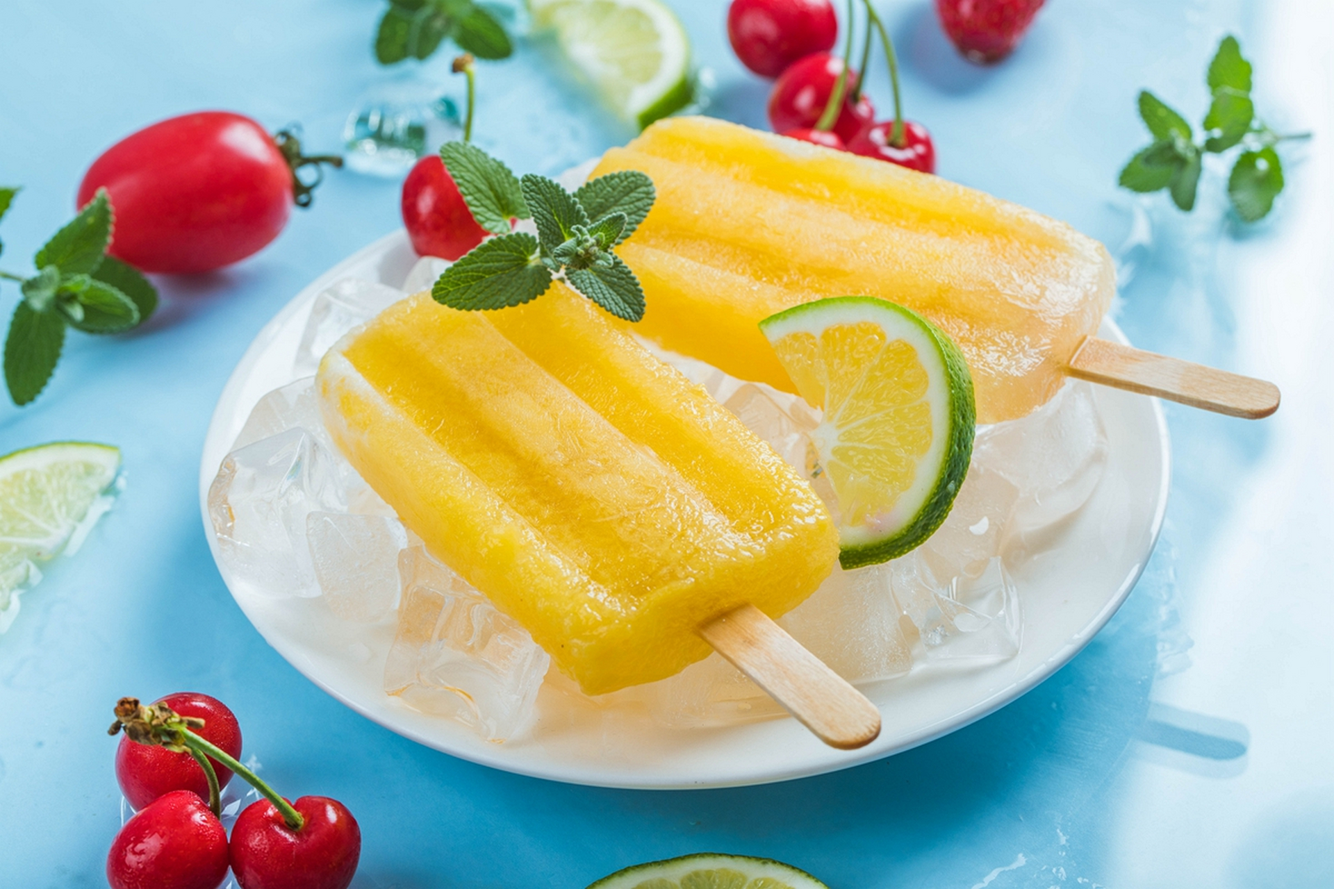 夏天很热,孩子们都喜欢吃棒冰