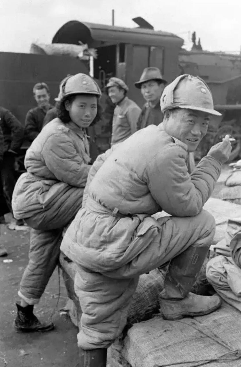 1948年,在安徽蚌埠火车站,有两个要撤退的国军士兵在月台上打马步抽烟