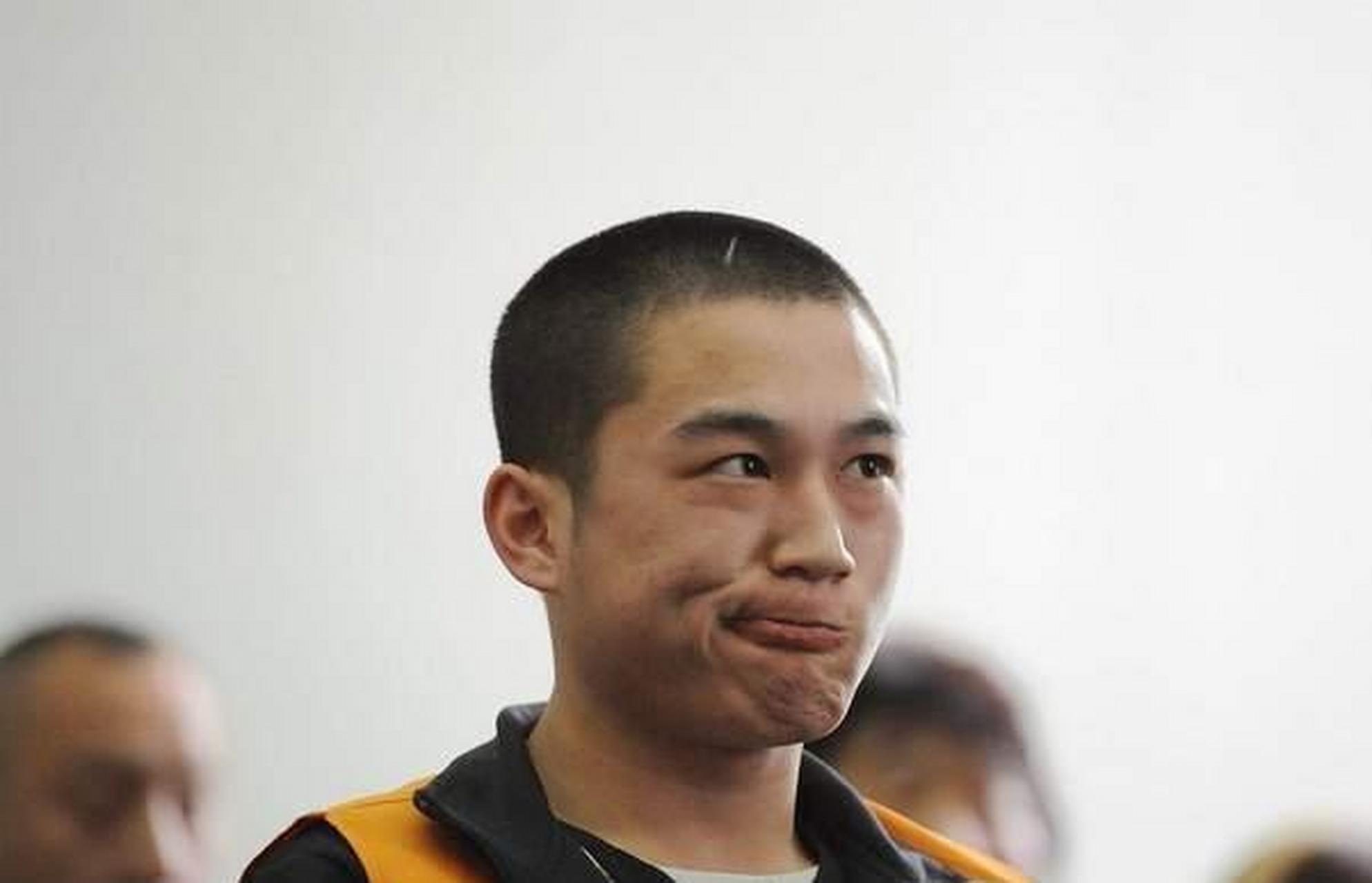 在法庭上露出"诡异笑容"的犯人就是马金库!