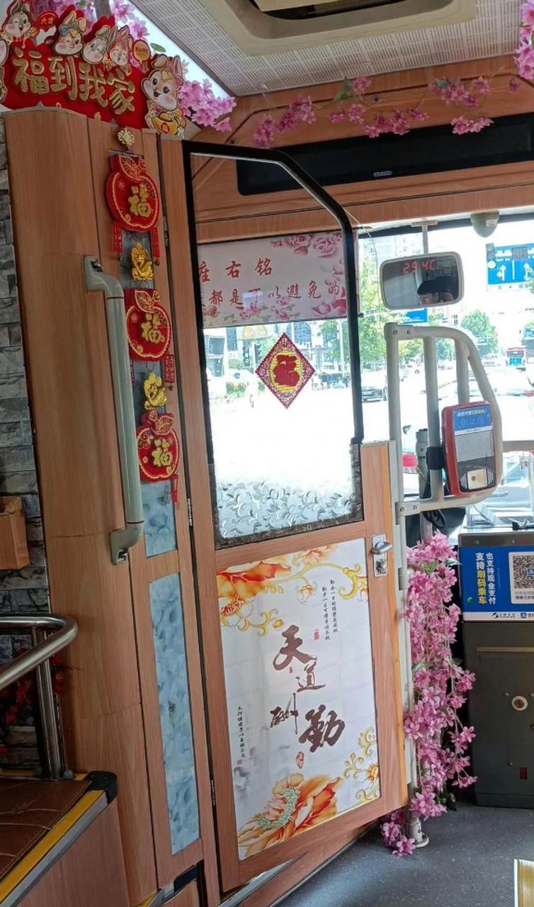 干一行爱一行,体现的淋漓尽致. 师傅是位热爱生活的人[开心]