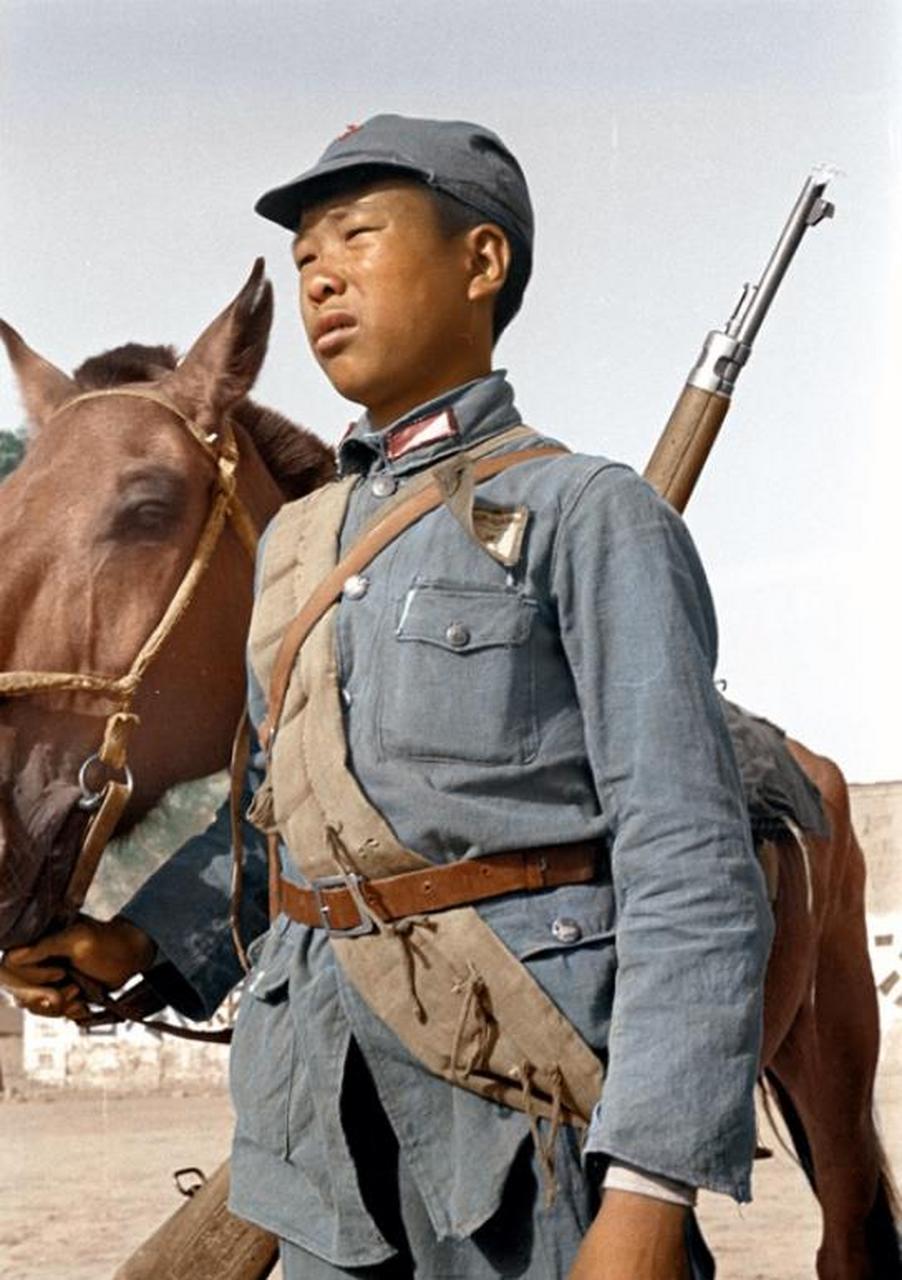 这是美国福尔曼拍摄的红军战士的照片,我们能看到,这名小战士的衣服