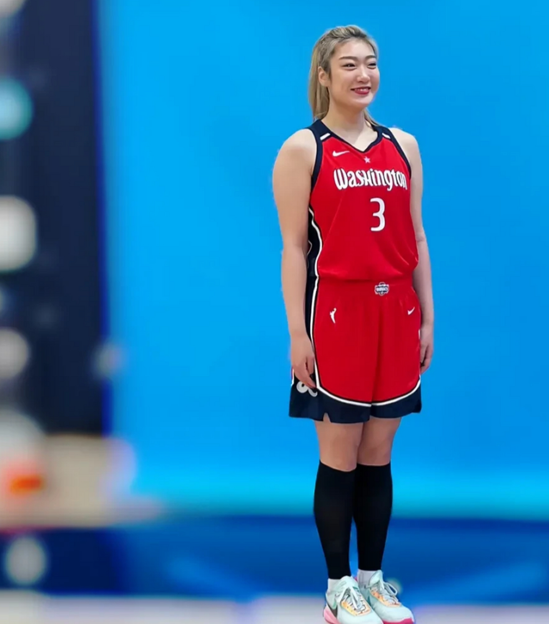 北京时间5月2日,李梦身披3号球衣,参加了华盛顿神秘人的媒体公开日,被