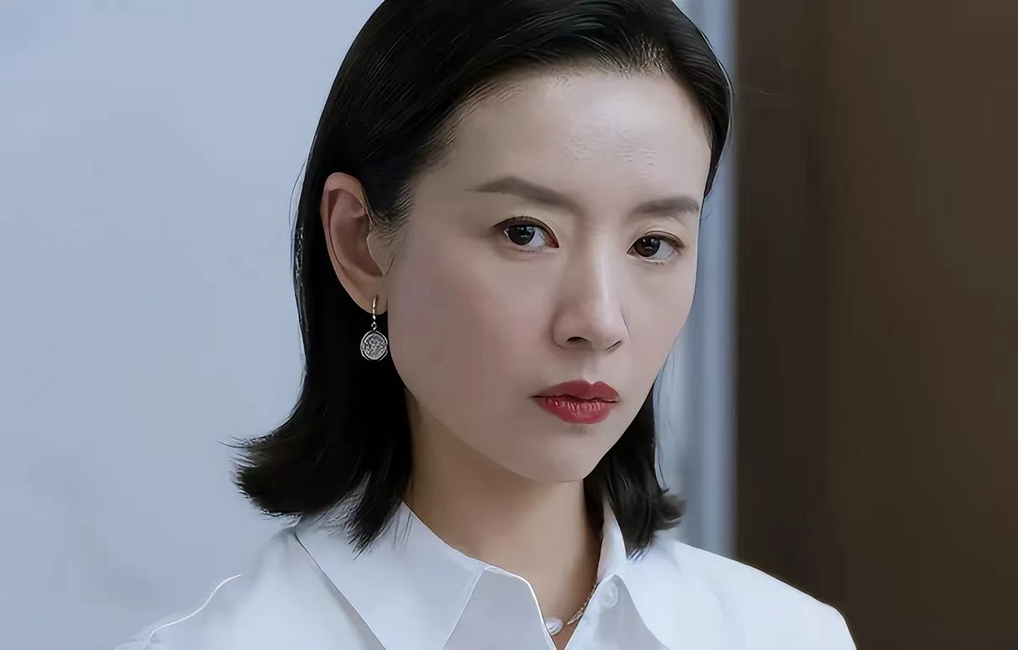 在电视剧《不完美受害人》里,董洁扮演的角色叫李怡,是个有夫之妇却 