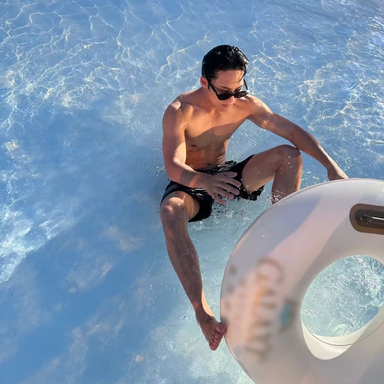 金珉奎难得一见秀腹肌,还是在泳池!