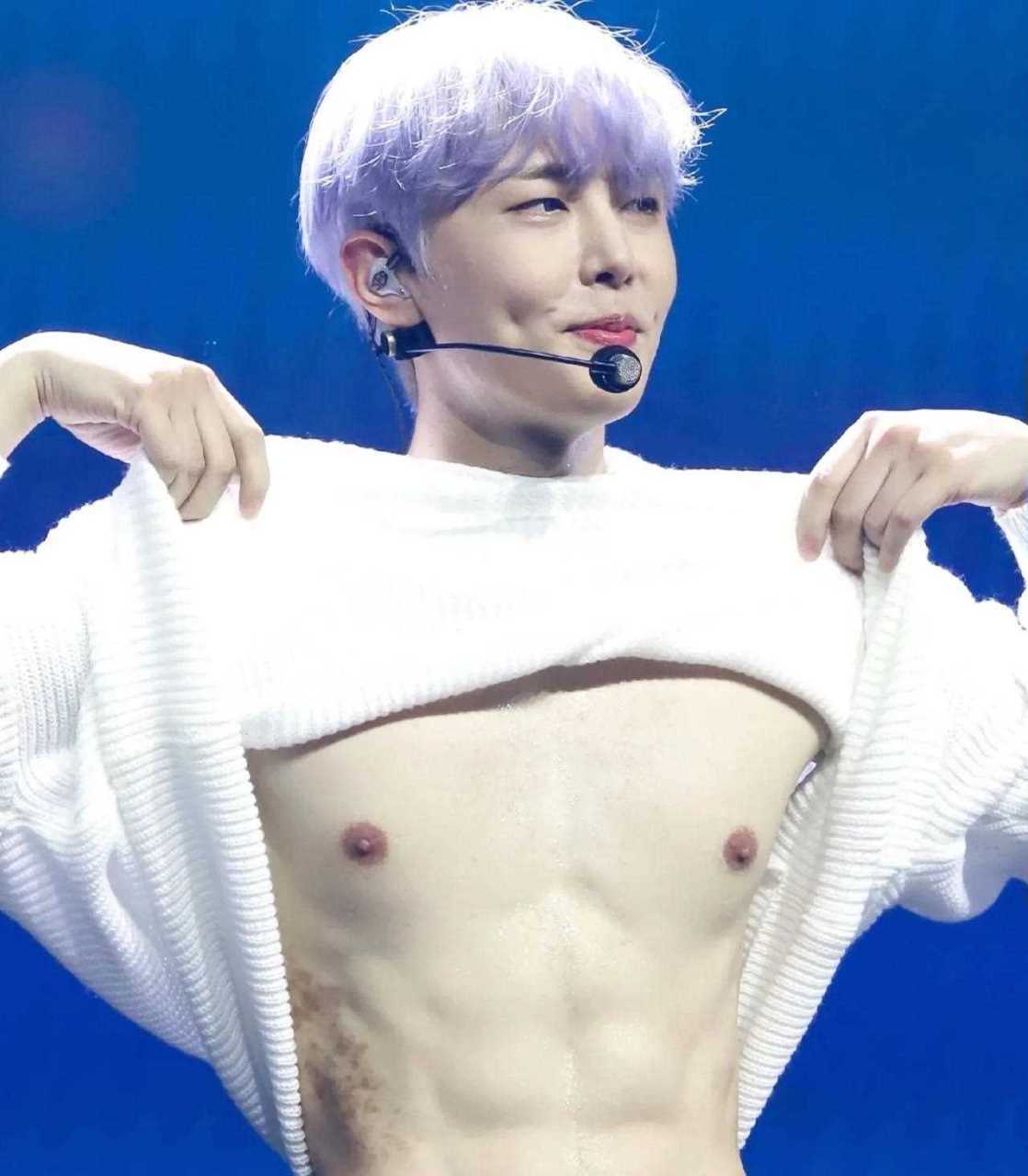 李在允,1994年出生,韩国男歌手,男子舞蹈组合sf9成员,他长得很清秀