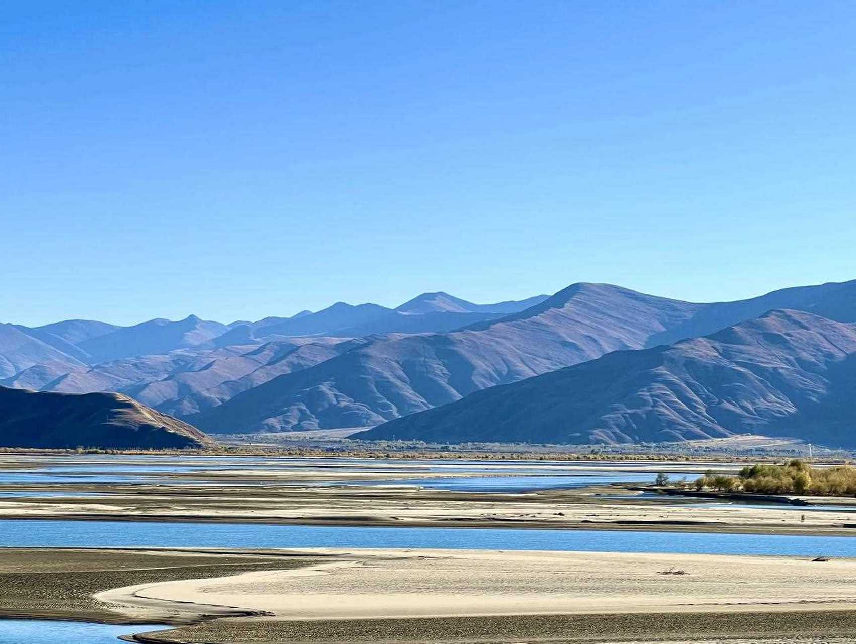 桑耶寺位于扎囊县境内,西藏四大神山之一的哈布日山脚下,是藏传佛教史