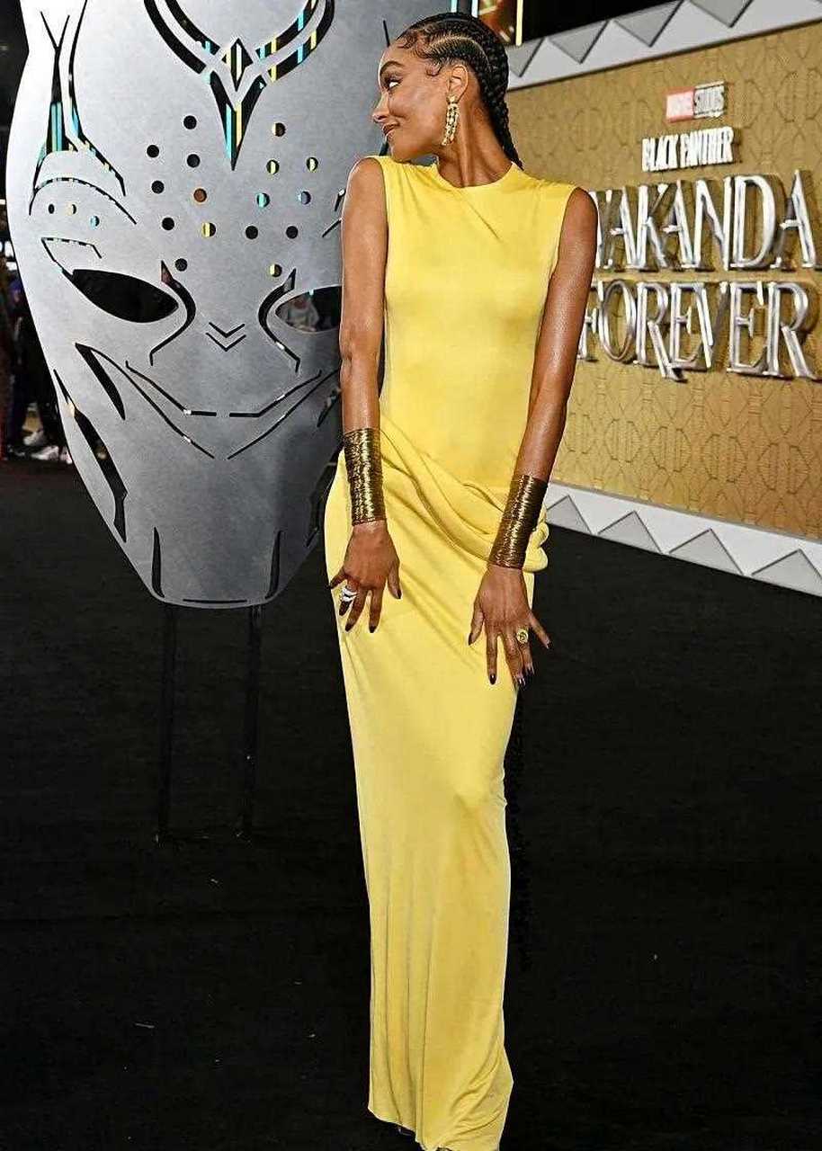 卓丹,邓这身亮黄色礼裙跟她的肤色好配哦,腰部的设计实属抢眼,满满的"