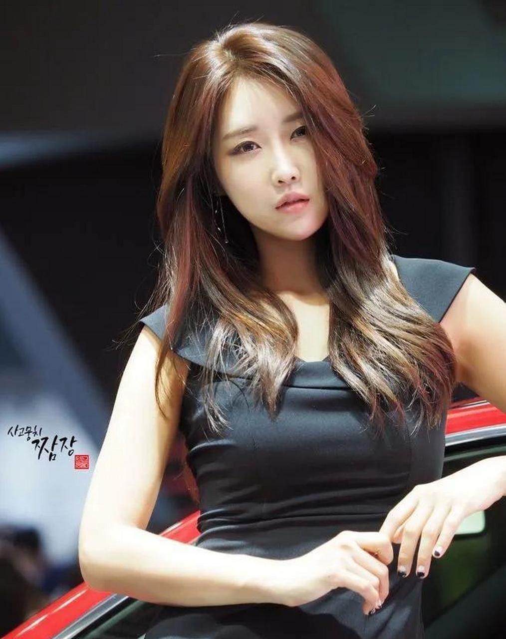 韩国美女车模柳多妍
