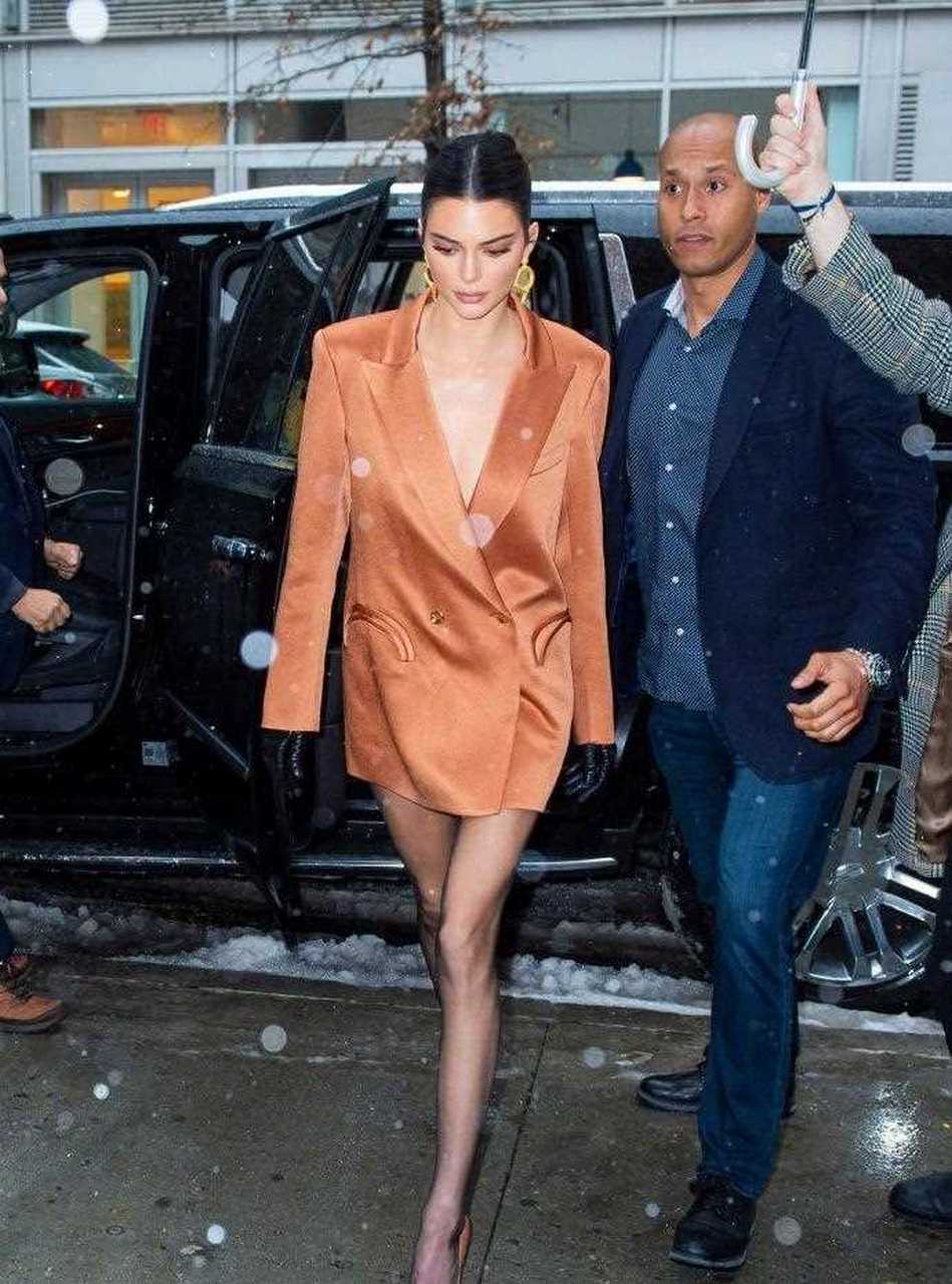 肯豆一件香槟金西装玩下衣失踪穿搭,这小细腿太令人羡慕了,今年夏天