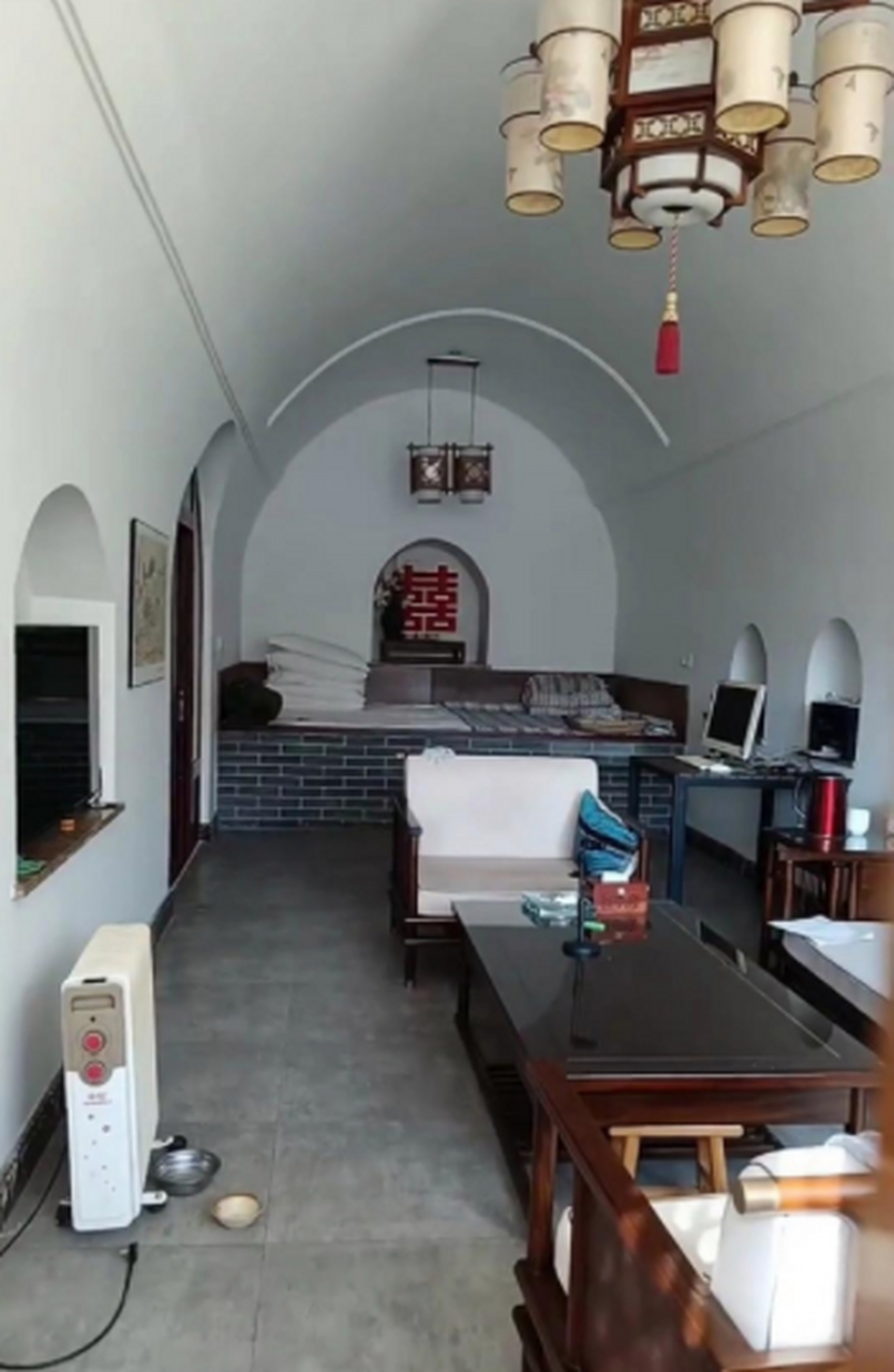 这窑洞装修的真不错,就是住里面有点压抑!