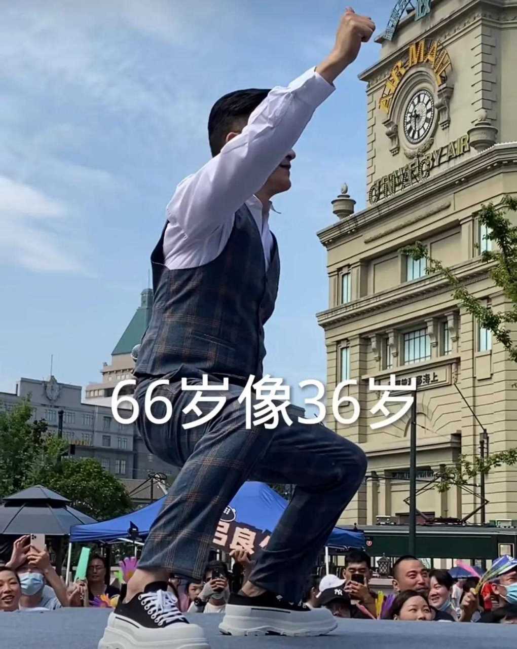 这是一个令人五味杂成的画面.