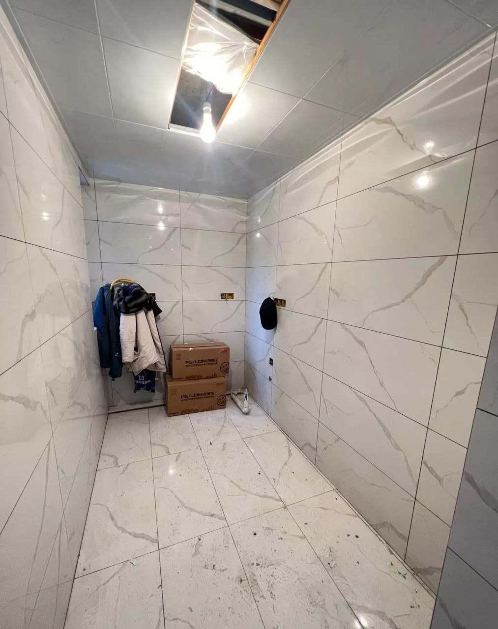 这位业主家装修,厨房瓷砖选的鱼肚白.