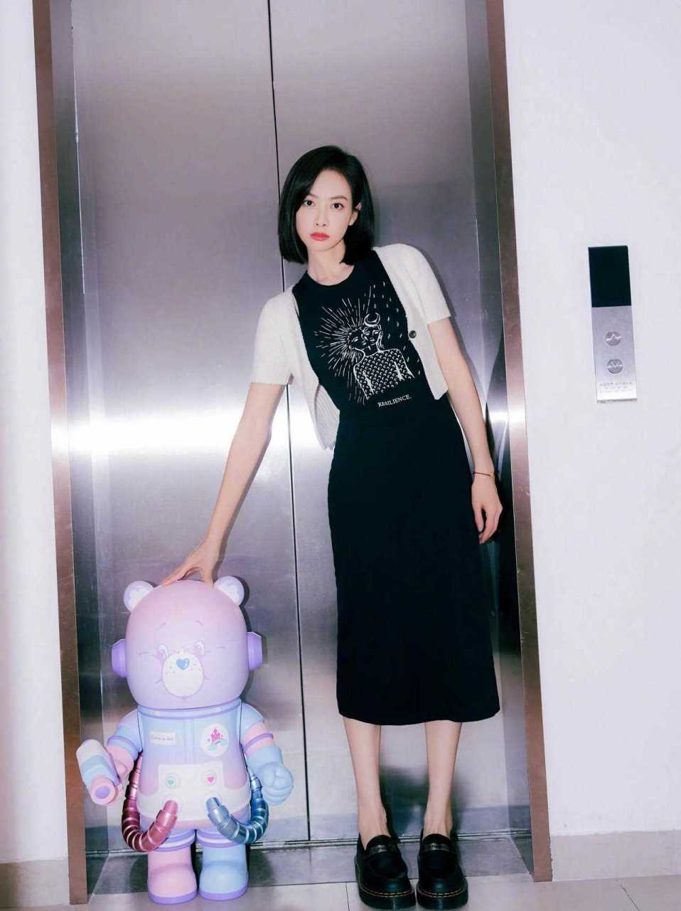 宋茜微博更新 黑色塔罗牌印花无袖连衣裙搭配白色短袖短款针织开衫