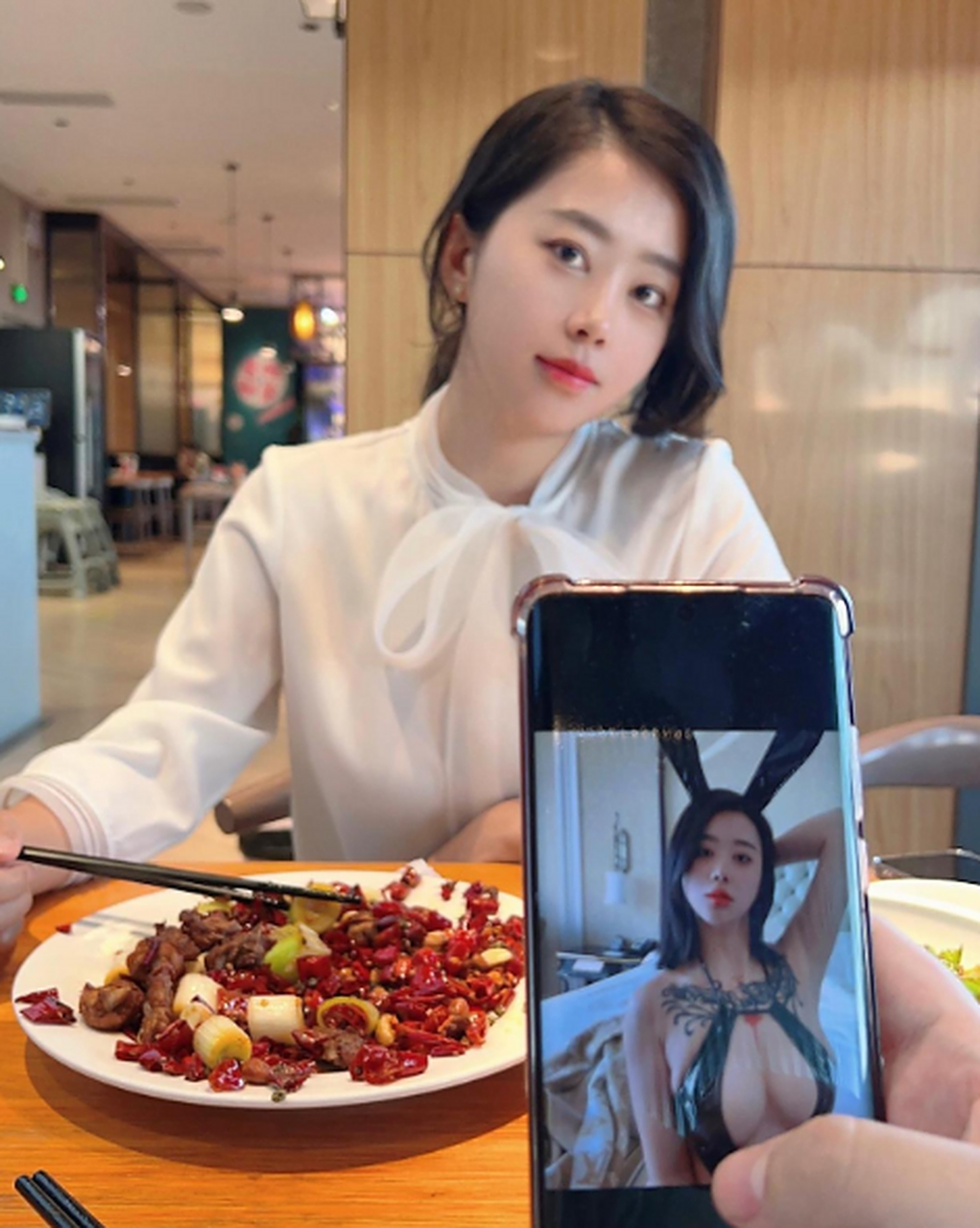 终于见到张老师了,看不到纹身还真有点认不出来