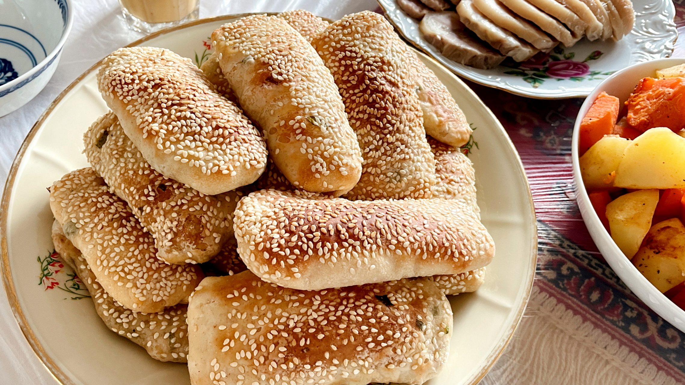 淮南油酥烧饼,牛肉汤的标配,真的太香了! 我家的两个小外孙特别喜欢我