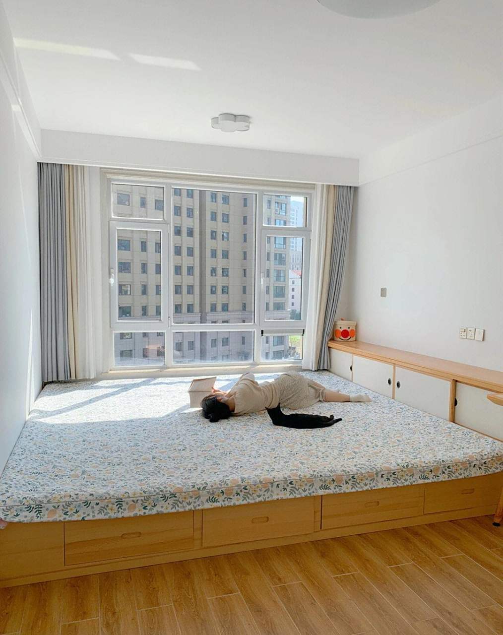 主卧室有个3米的大炕,很好睡,好多姐妹问,你家榻榻米屋多大啊?