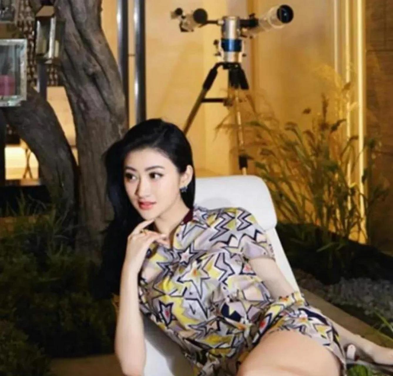 景甜事件近期突然暴雷,赚足了大家的眼球,又刷新了我们的认知和三观