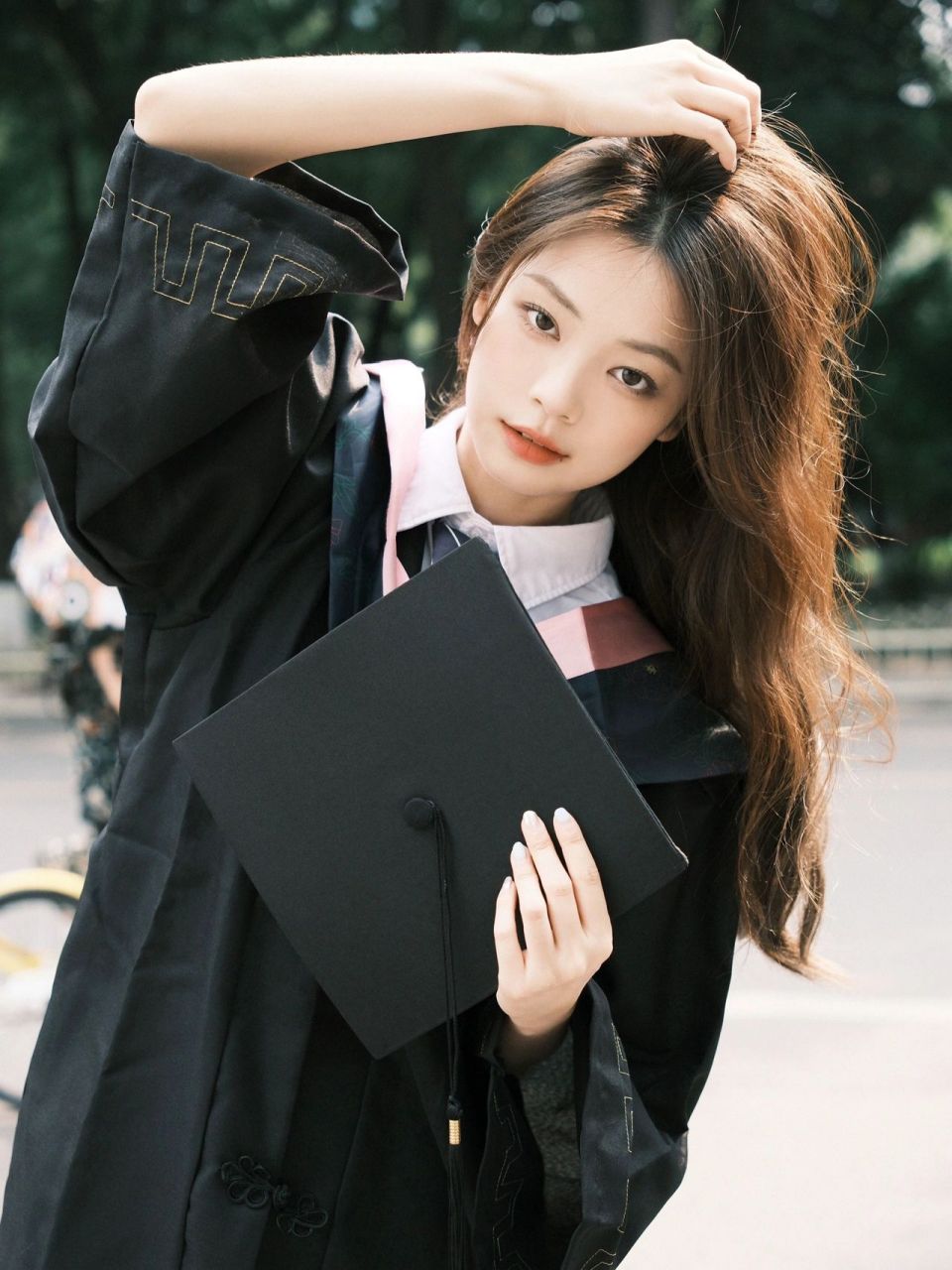 毕业写真|学士服氛围感轻松拿捏 毕业也要有仪式感,穿学士服拍照当然