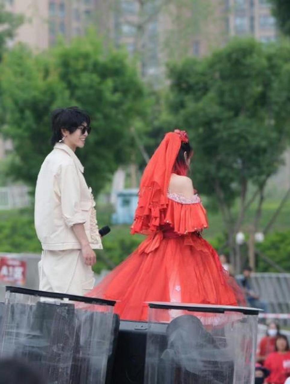 华晨宇火星演唱会:一位神秘女子身着红色婚纱,与偶像同台演出!