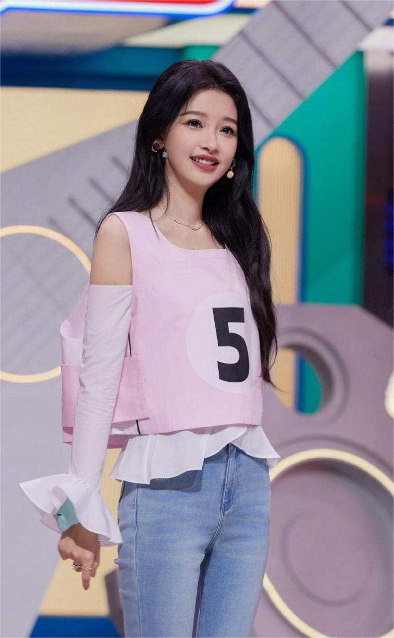 孙怡穿牛仔裤也这么亮眼,身高腿长,清新怡人
