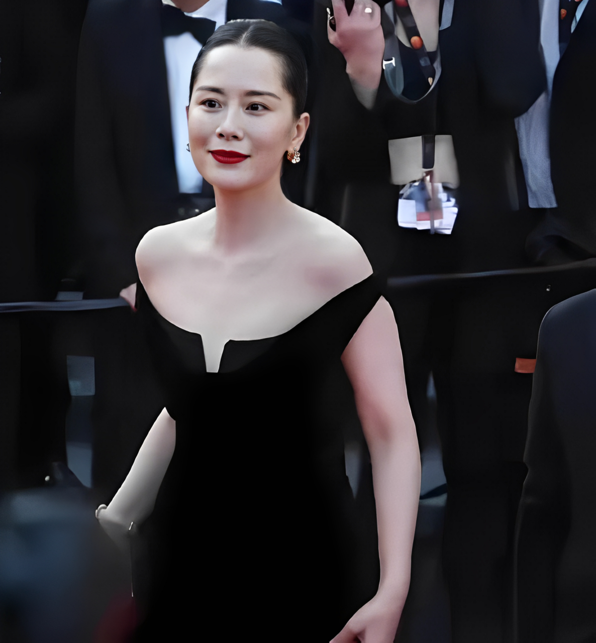 海清身着黑色天鹅绒礼服亮相戛纳红毯,显然身材和身材都不错,但大家对