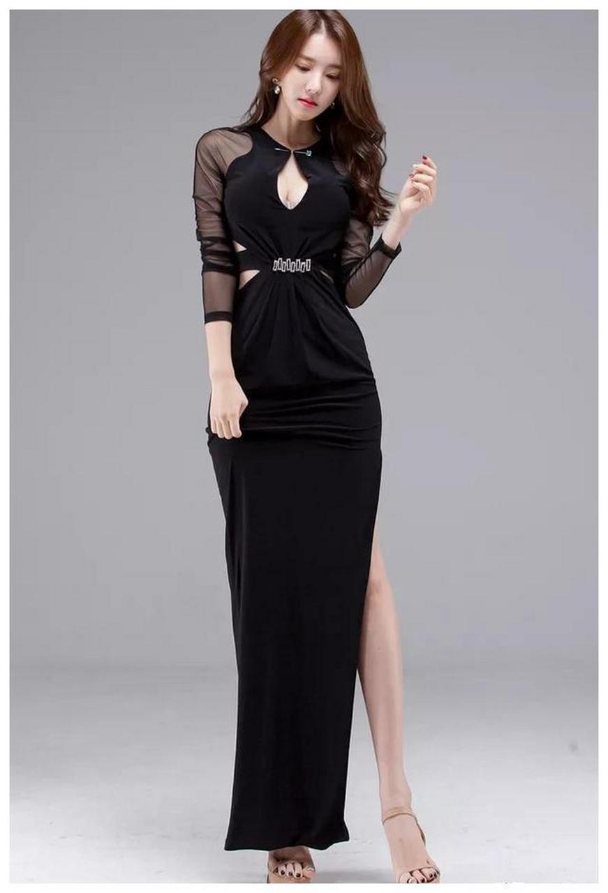 美女图集:黑色蕾丝高开叉长裙