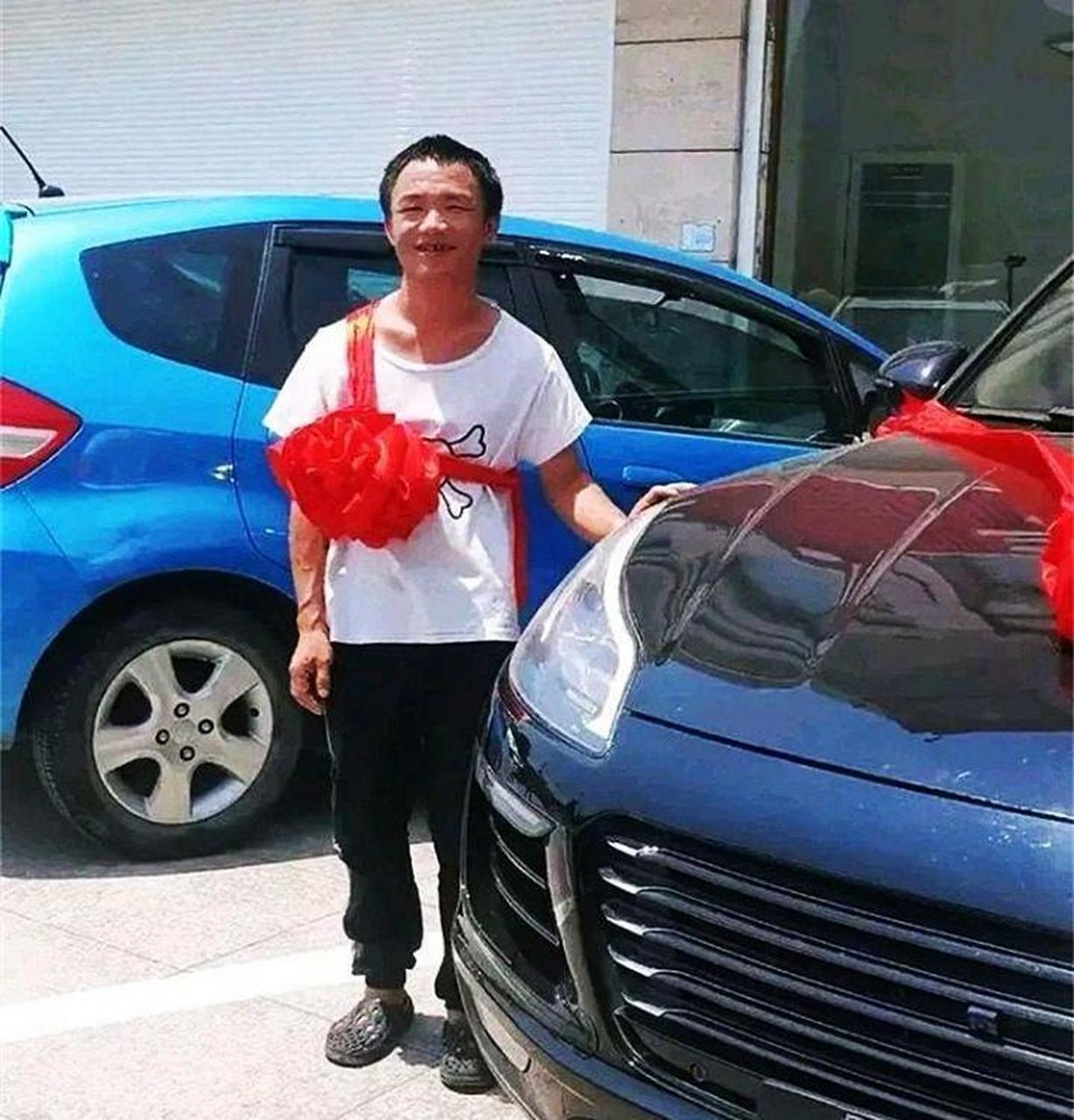 恭喜表弟喜提新车,这车有点像保时捷呀. #搞笑趣味图