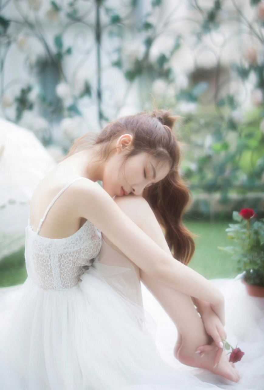 白色公主裙美少女