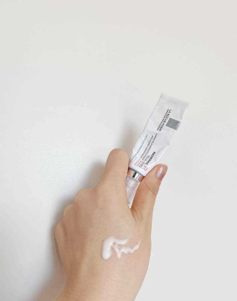 准空瓶:[国宝] 理肤泉a醇抗皱眼霜[发怒] 这款是%的视黄醇,之前用了