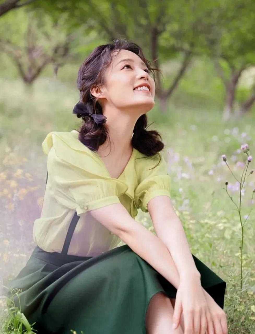 六月的微风携带着茉莉和绿妍茶的清香双波浪领,和李沁一起感知风吹