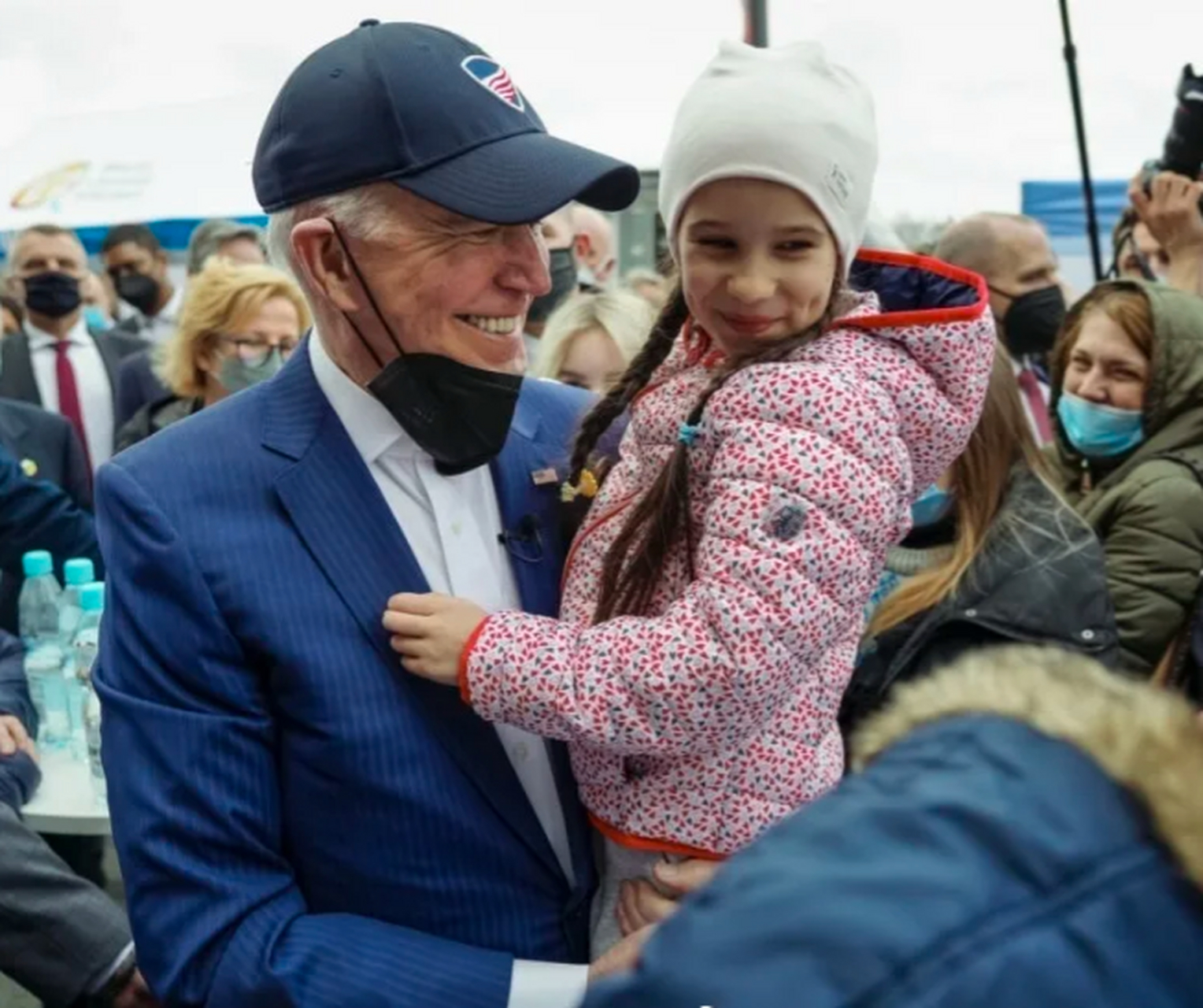 拜登访问波兰时,他抱起了一名乌克兰小女孩