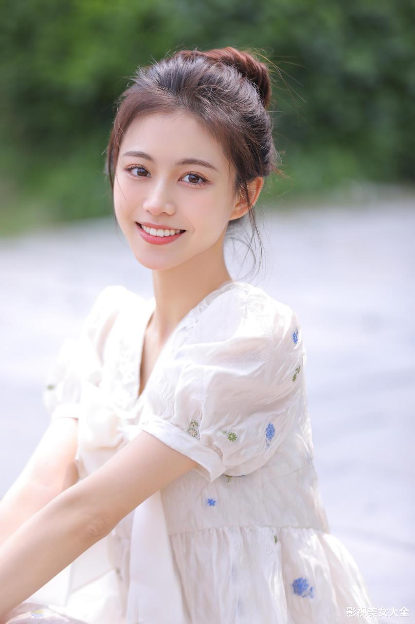 央视知名主持人播音员杨茗茗,高颜值气质型美女,肤白貌美超漂亮