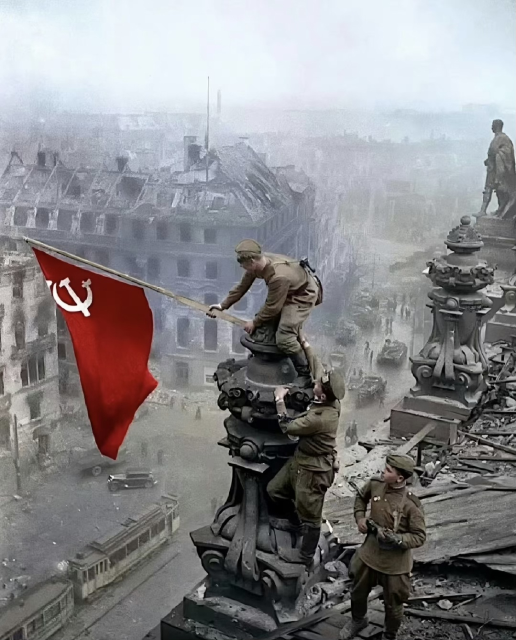 1945年,欧洲.苏联军人将旗帜插上了德国的柏林国会大厦楼顶.