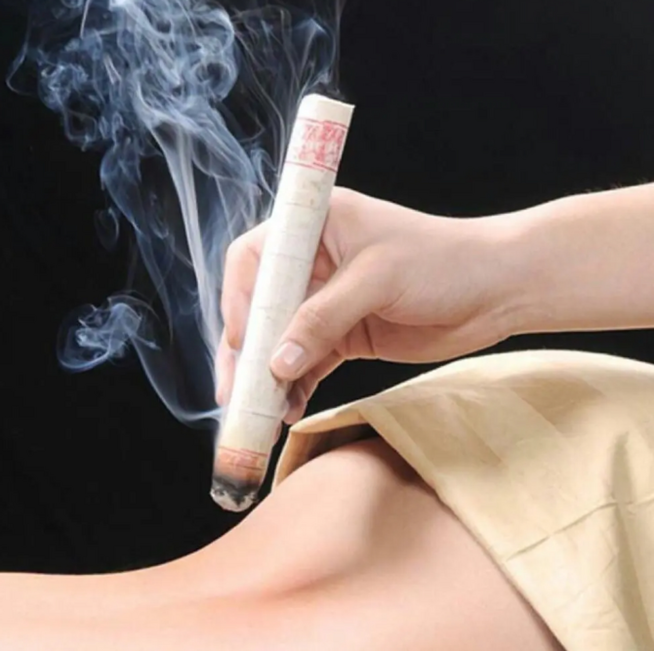 艾是艾草,灸就是用火烤的意思.