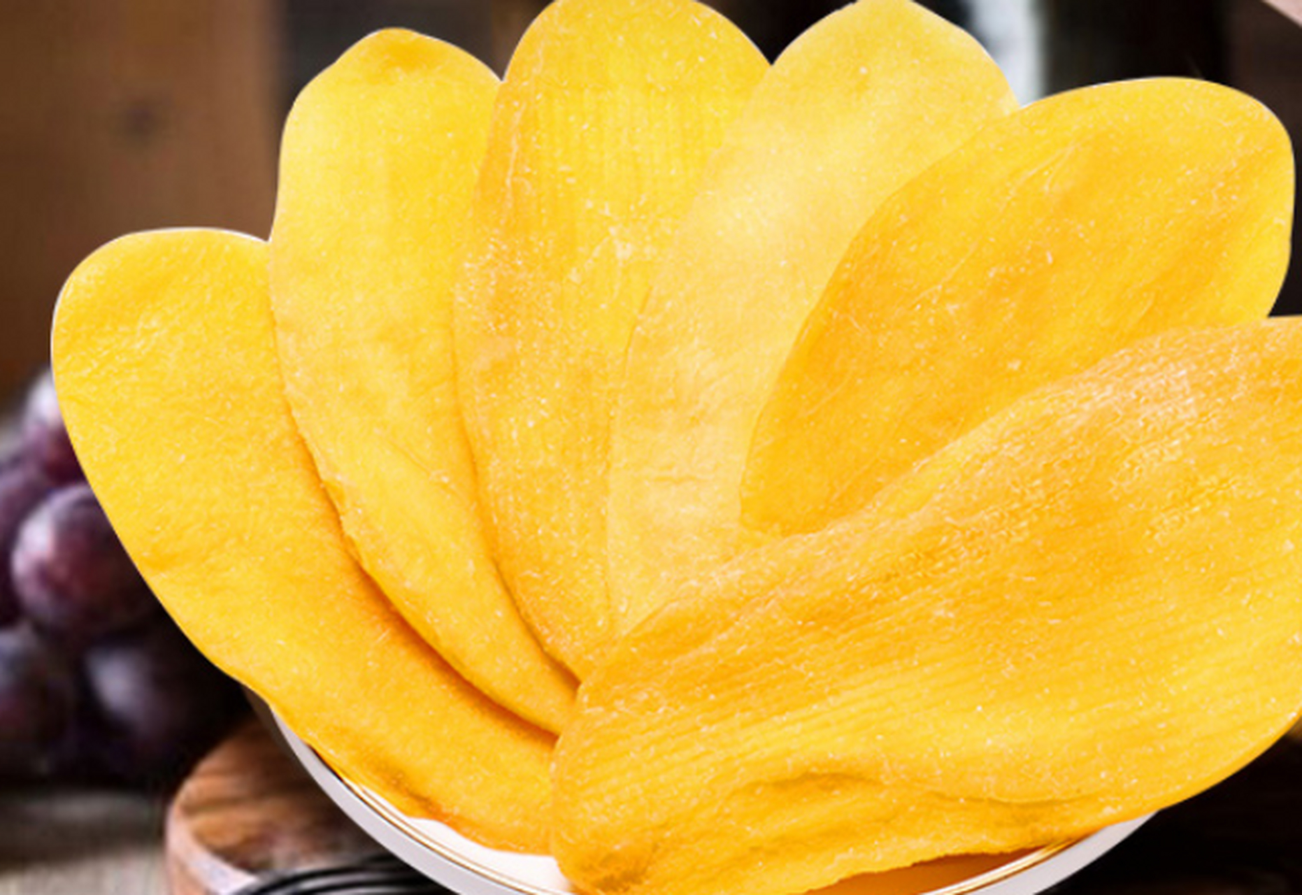 芒果果肉厚实,口感清甜,带着独特的果香,芒果制作成芒果干,酸甜窍香