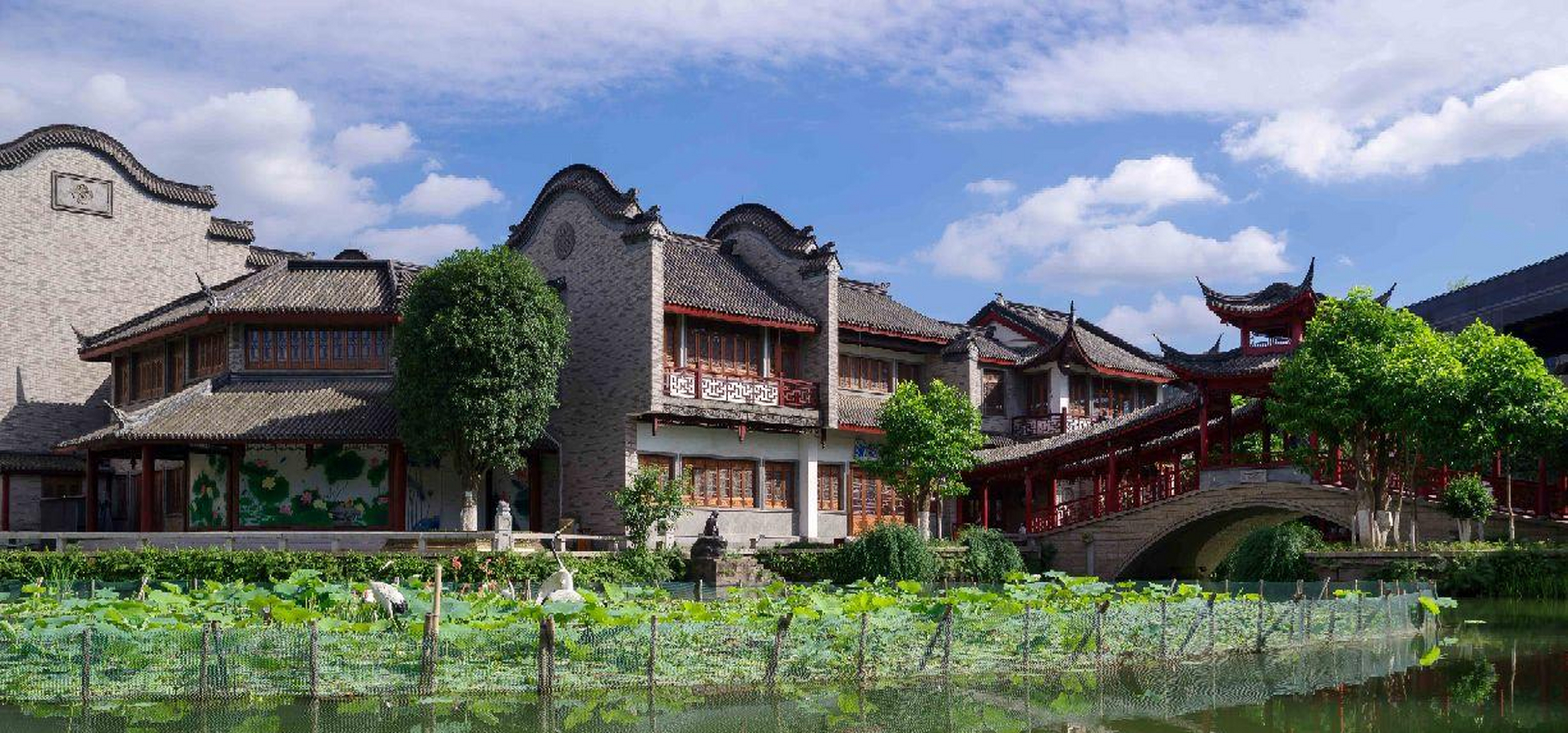 在这个旅游业兴盛的时代,照理说像这种具有自己独特风格魅力的景点