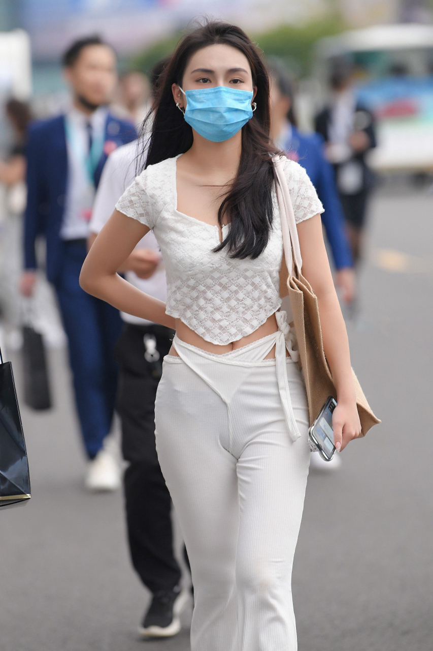 白色休闲紧身裤