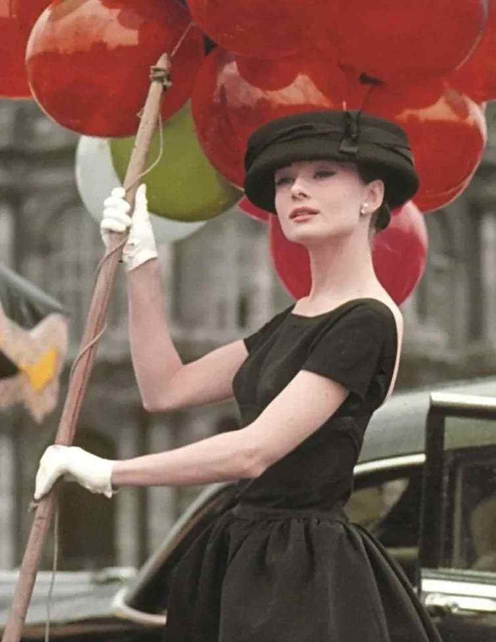 《甜姐儿》里赫本的16套造型回顾:她穿的衣服全部由纪梵希为其量身