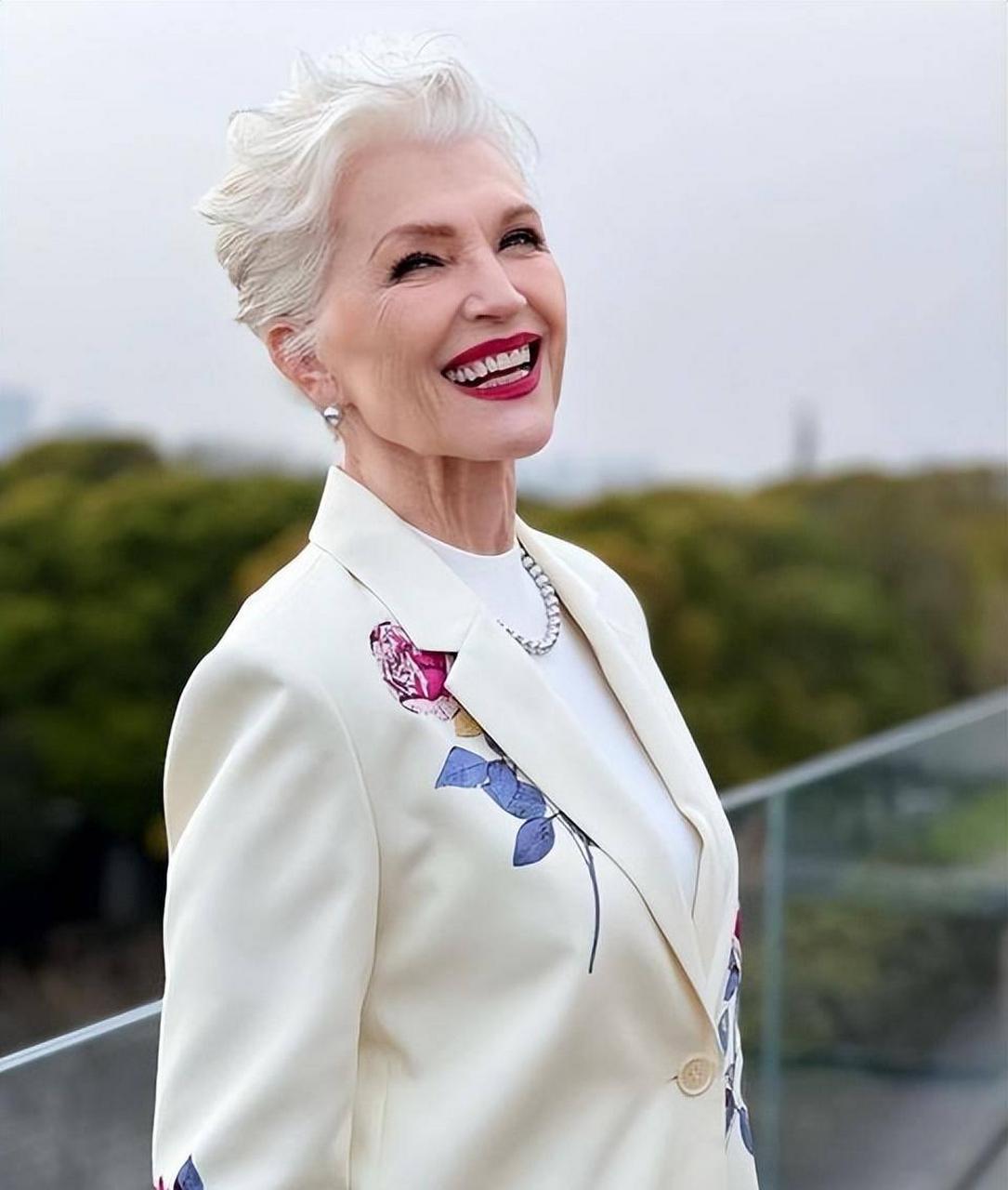 【马斯克74岁母亲到访中国游玩:每个人都很友善】美国商人,特斯拉创始