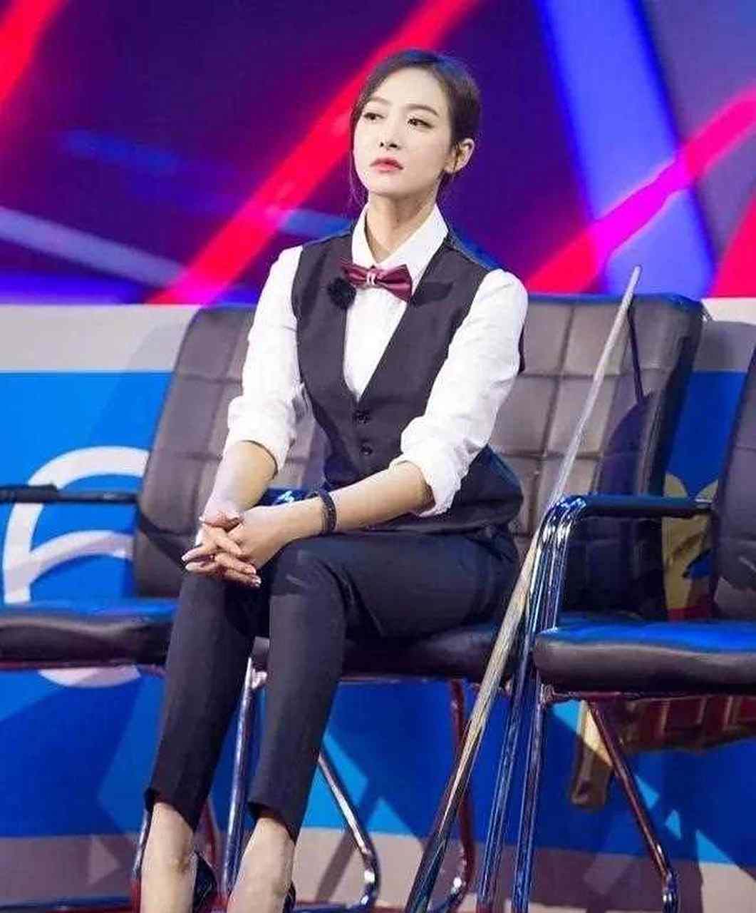 宋茜脚蹬超高跟打台球,她拇指外翻得很厉害,还穿这么高.